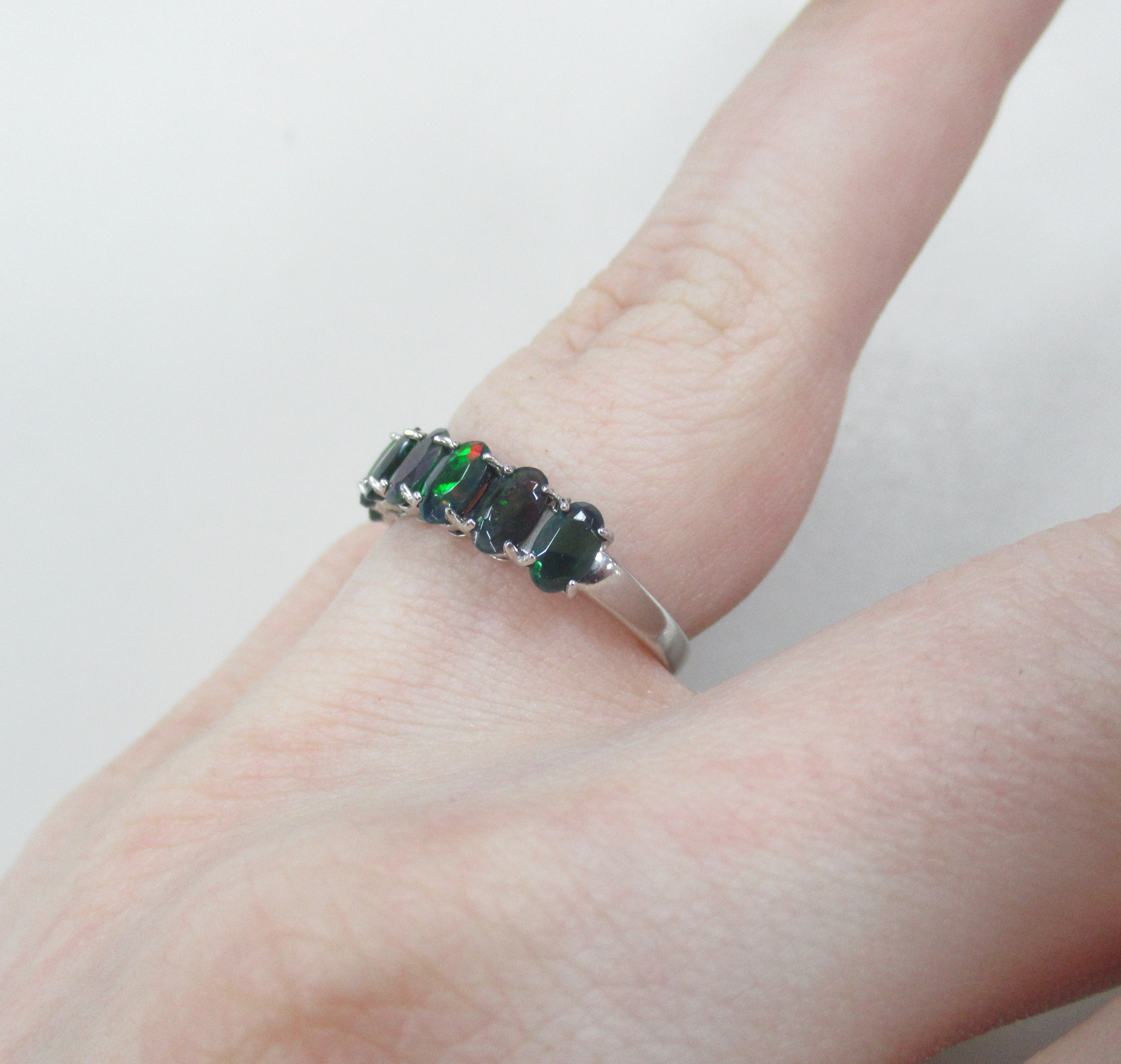 Серебряное кольцо с опалами Арлекин